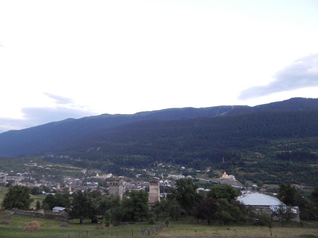 Valodia Guest House In Mestia Esterno foto