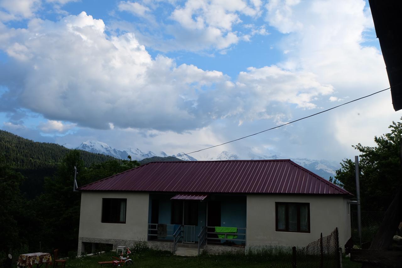 Valodia Guest House In Mestia Esterno foto